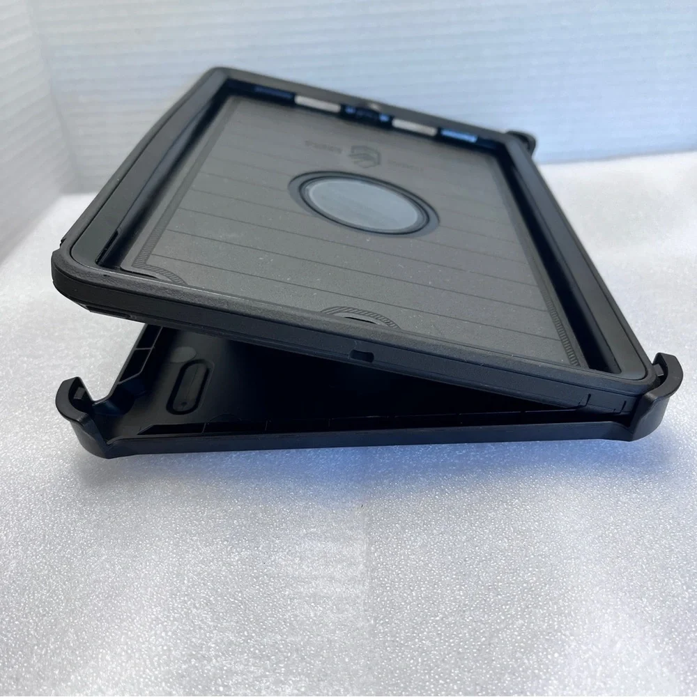 Otter Box Defender 10” Black case for IPad 7-9
